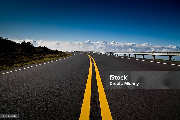 Foto de Mountain Highway Em Direção As Nuvens Haleakala Maui Havaí e mais fotos de stock de Aberto