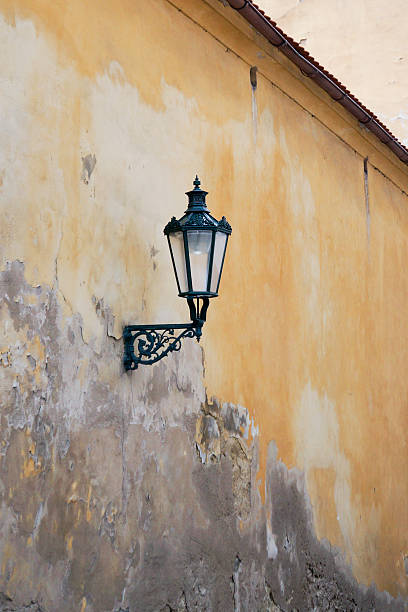 Starożytny Lampion na stary Mur – zdjęcie