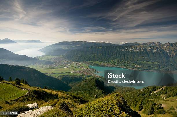 Interlaken Szwajcaria - zdjęcia stockowe i więcej obrazów Jezioro Thun - Jezioro Thun, Alpy, Alpy Szwajcarskie
