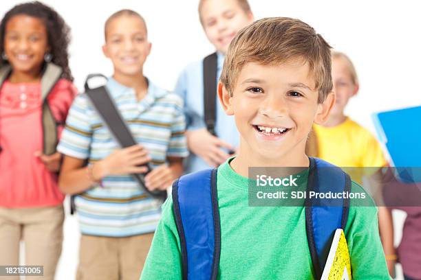 Escuela Primaria En Frente De Sus Estudiantes Foto de stock y más banco de imágenes de Afrodescendiente - Afrodescendiente, Agarrar, Alegre