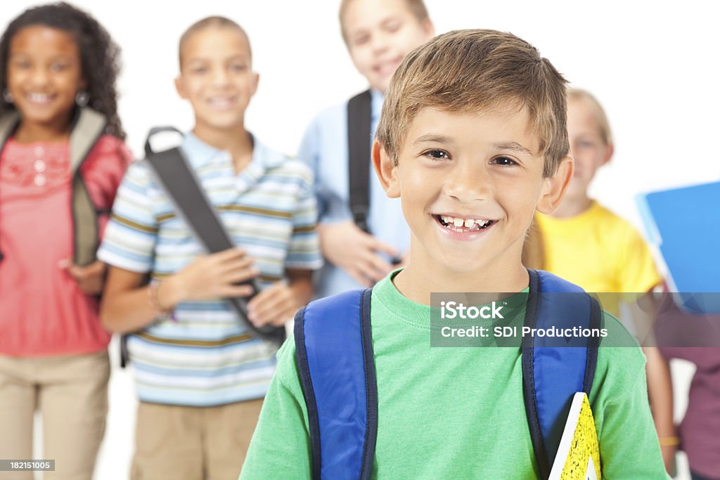 Bambino di scuola elementare davanti di altri studenti - Foto stock royalty-free di Allegro