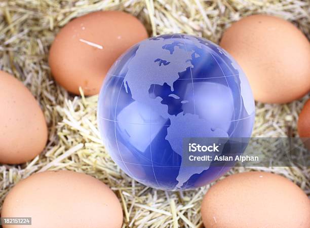 Globo De Vidro E Ovos - Fotografias de stock e mais imagens de Azul - Azul, Camada de ozono, Comunicação Global