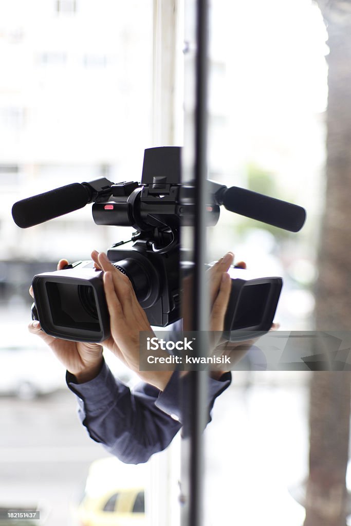 Cameraman con una cámara de vídeo de alta definición - Foto de stock de Ocupado libre de derechos