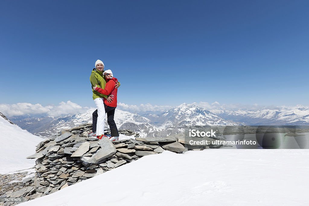 Para w miłości na szczycie gór - Zbiór zdjęć royalty-free (Aktywni seniorzy)