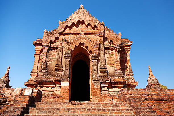 앤시언트 탑이자 바간, 미얀마에 - vibrant color front view bagan myanmar 뉴스 사진 이미지