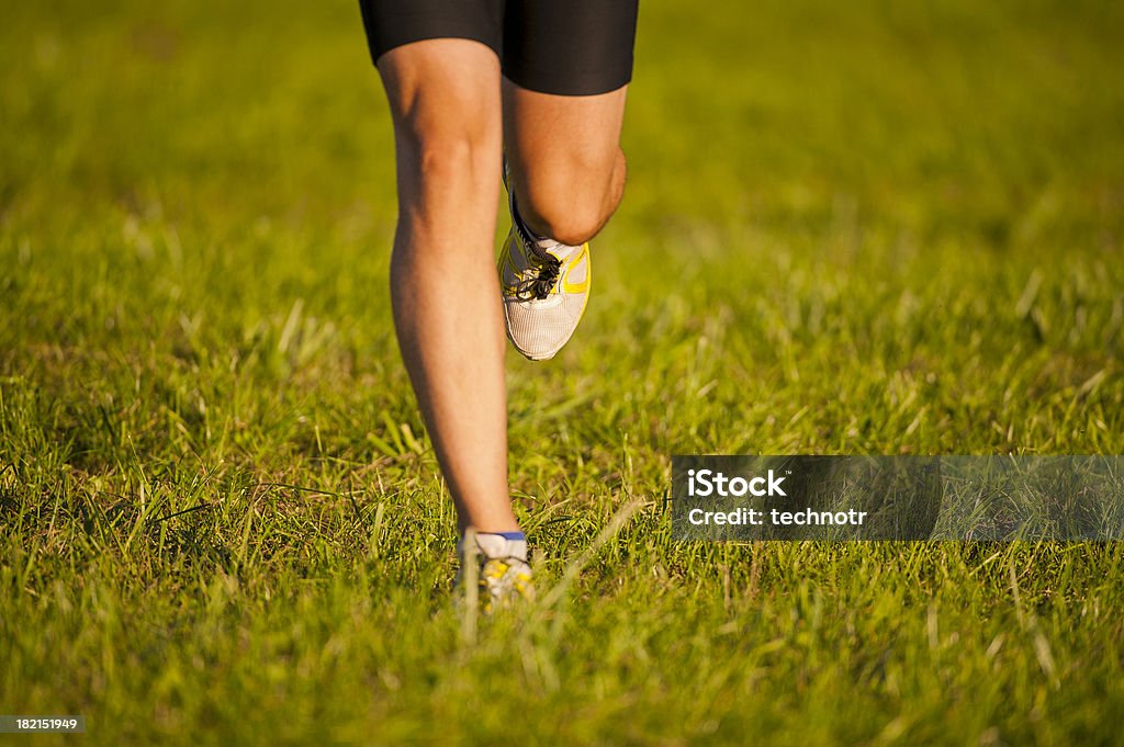 Athlète courir sur la Prairie - Photo de 20-24 ans libre de droits