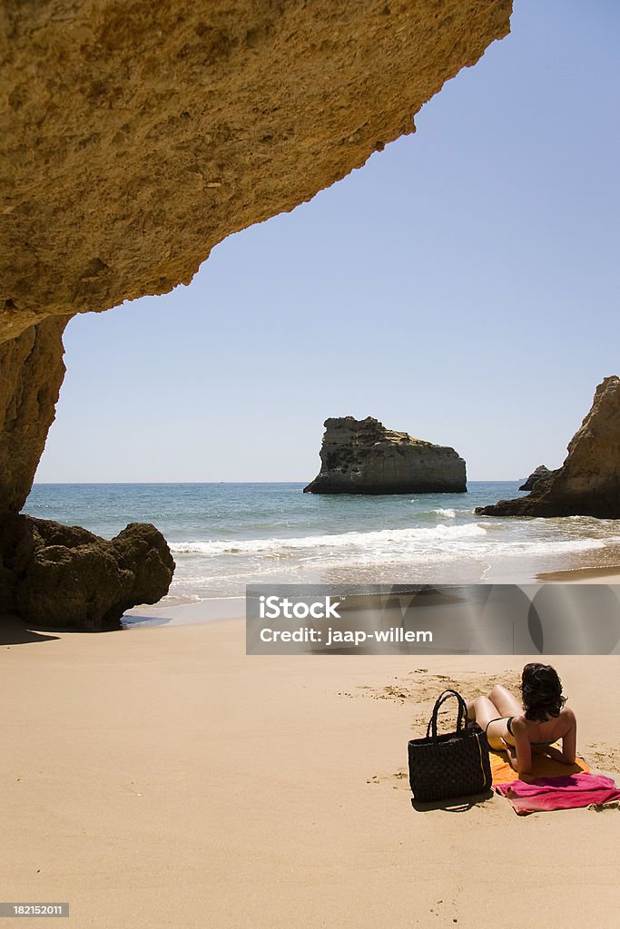 Девушка на пляже - Стоковые фото Бежевый роялти-фри