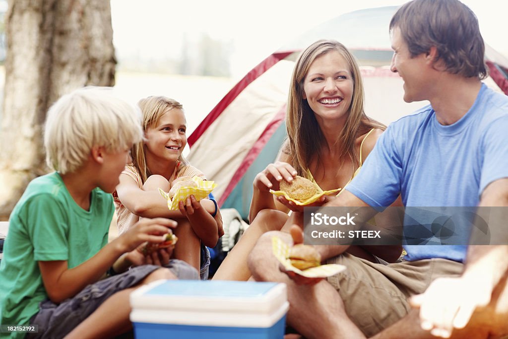 Família desfrutar de pequeno-almoço, Acampar - Royalty-free 20-29 Anos Foto de stock