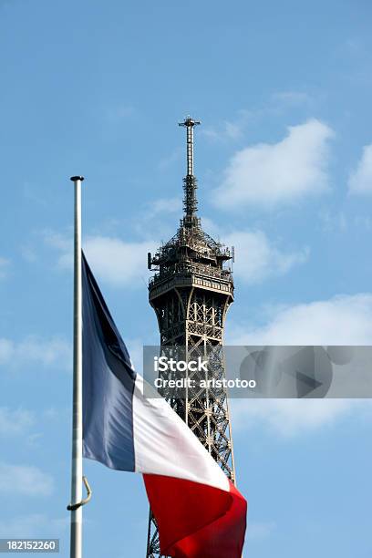 Foto de Torre Eiffel E Da Bandeira Francesa Paris e mais fotos de stock de Paris - Paris, Monumento, Bandeira Francesa