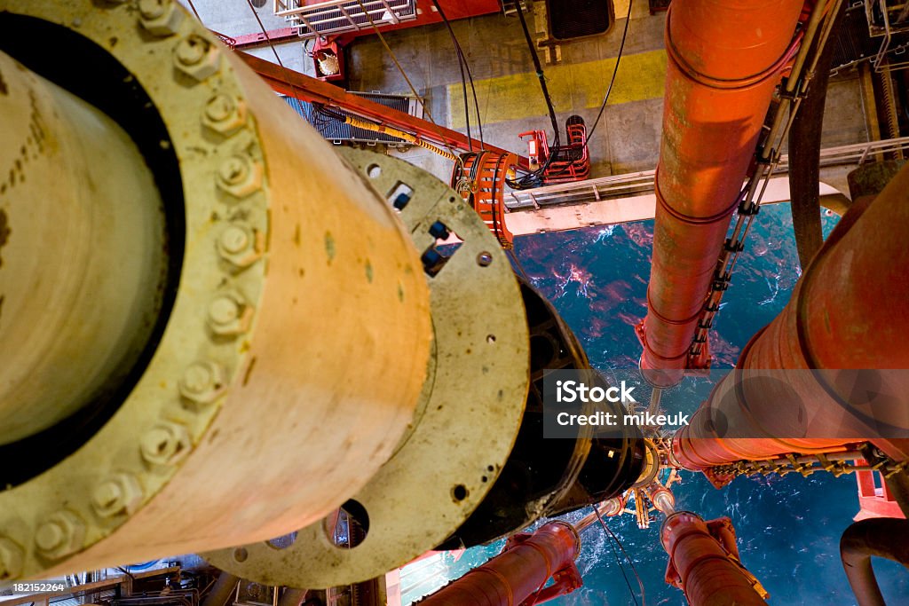 oil rig-Plattform riser pipe Blick auf das Meer - Lizenzfrei Bohrinsel Stock-Foto