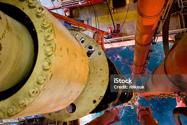 Oil Rigplattform Riser Pipe Blick Auf Das Meer Stockfoto und mehr Bilder von Bohrinsel - Bohrinsel, Schiffsdeck, Arbeitsstätten