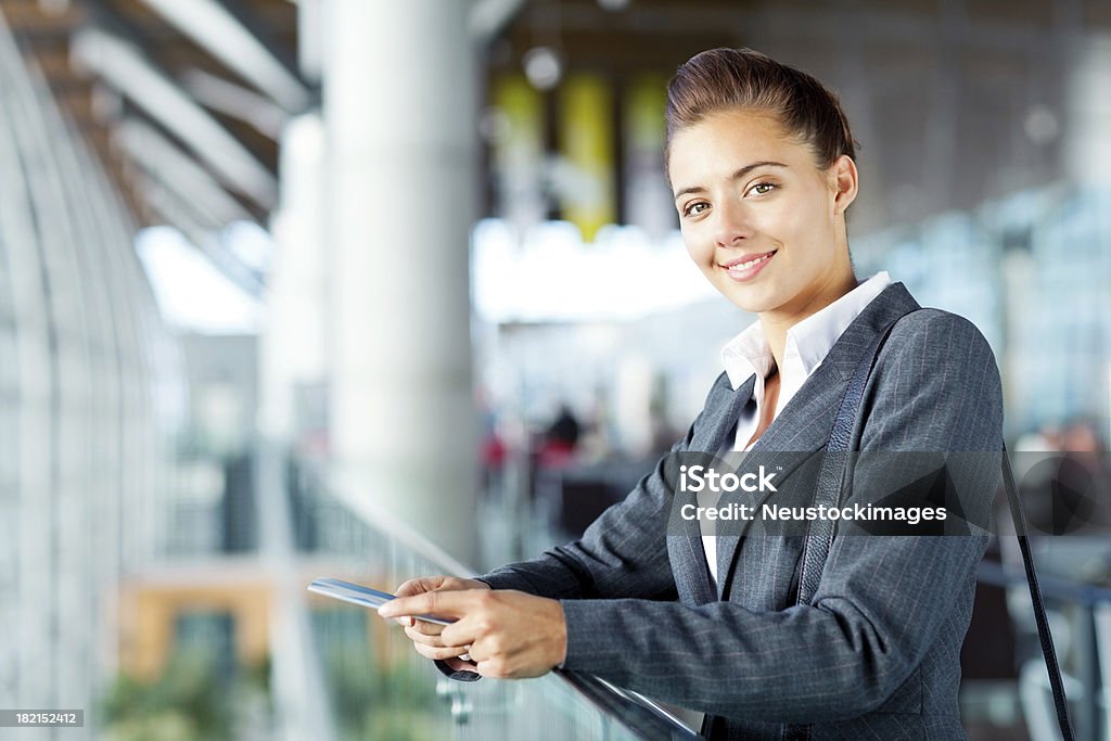 Donna d'affari in aeroporto - Foto stock royalty-free di Adulto