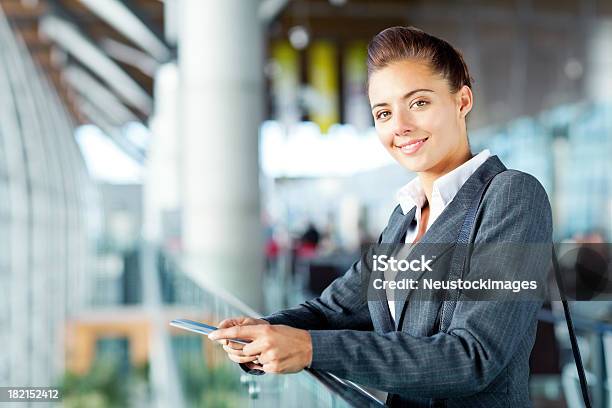 Donna Daffari In Aeroporto - Fotografie stock e altre immagini di Adulto - Adulto, Aeroplano, Aeroporto