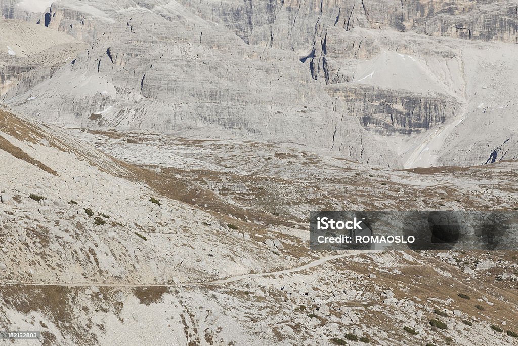 Igreja nas Dolomitas, Vêneto, Itália - Foto de stock de Bege royalty-free