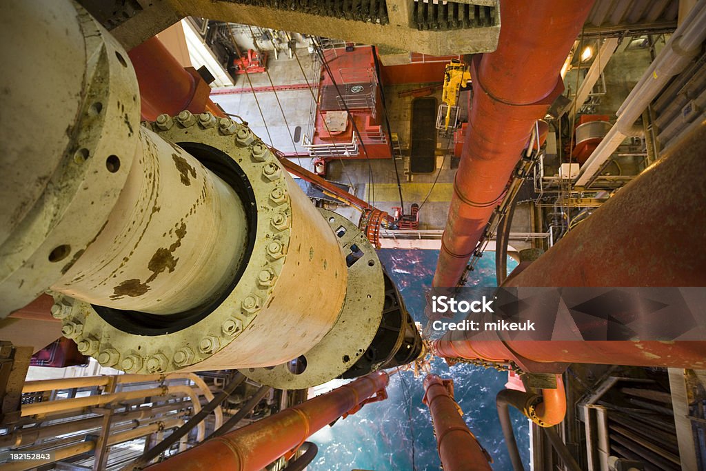 Impianto di perforazione petrolifera piattaforma riser pipe vista mare - Foto stock royalty-free di Attrezzatura