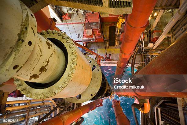 Impianto Di Perforazione Petrolifera Piattaforma Riser Pipe Vista Mare - Fotografie stock e altre immagini di Attrezzatura