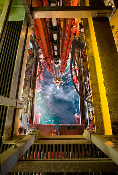 нефтяная платформа на платформе вертикальных труба с видом на море - oil rig oil industry sea riser стоковые фото и изображения