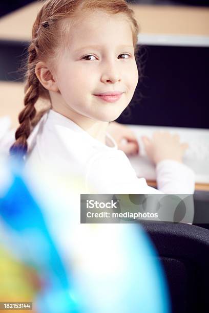 Sorridente Pequena Aluno - Fotografias de stock e mais imagens de 8-9 Anos - 8-9 Anos, Aluna, Aluno da Escola Primária