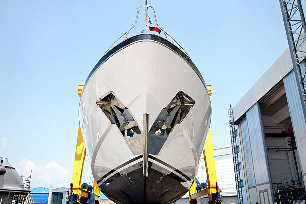 la construcción naval, barco reparación de lujo - bow building fotografías e imágenes de stock