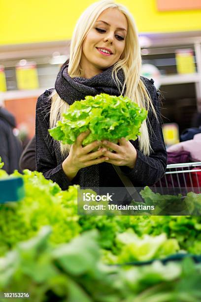 Greengrocer Shop Stockfoto und mehr Bilder von 20-24 Jahre - 20-24 Jahre, Aussuchen, Ausverkauf