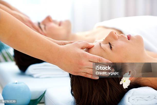Foto de Casal Tendo Massagem Na Cabeça No Spa Center e mais fotos de stock de 25-30 Anos - 25-30 Anos, Adulto, Beleza