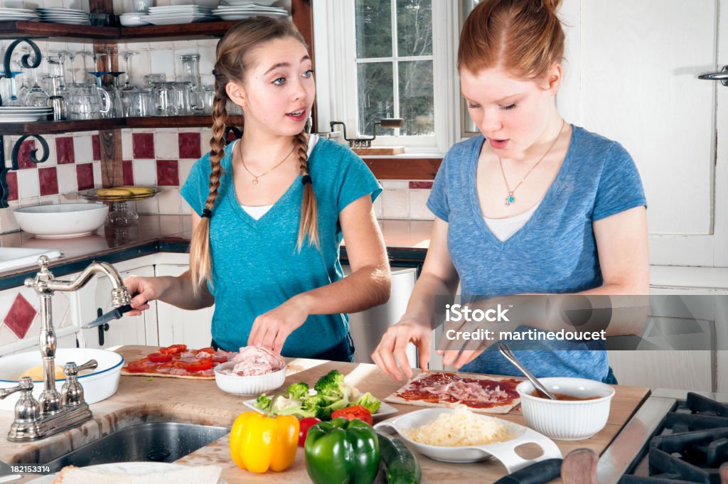 Saudáveis adolescentes fazendo pizza em casa. - Royalty-free Adolescente Foto de stock