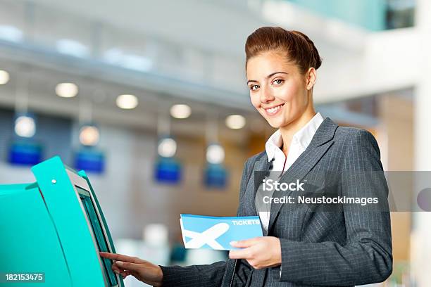Donna In Carriera Del Checkin In Aeroporto - Fotografie stock e altre immagini di Chiosco - Chiosco, Zona check-in, Accettazione