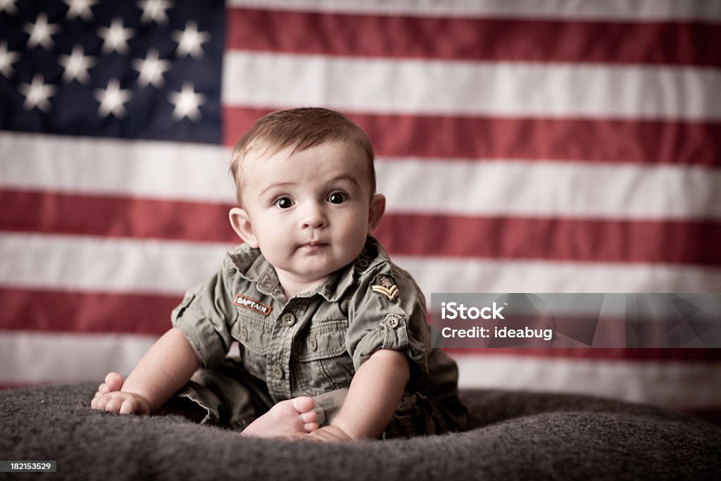 Farbbild von patriotischen Baby Boy mit amerikanischen Flagge im Hintergrund - Lizenzfrei Baby Stock-Foto