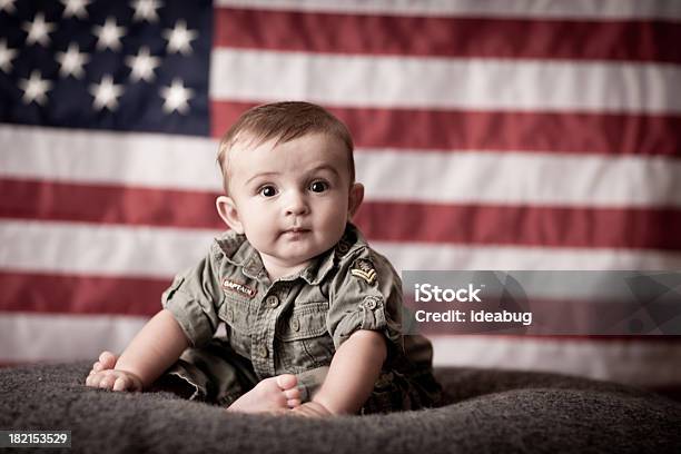 Farbbild Von Patriotischen Baby Boy Mit Amerikanischen Flagge Im Hintergrund Stockfoto und mehr Bilder von Baby