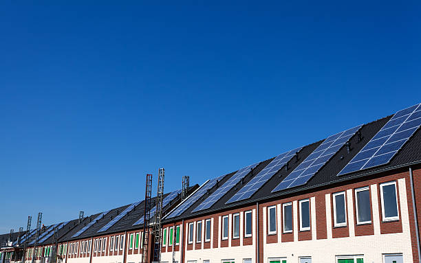 Apartamento Municipal de casas com painéis solares - fotografia de stock