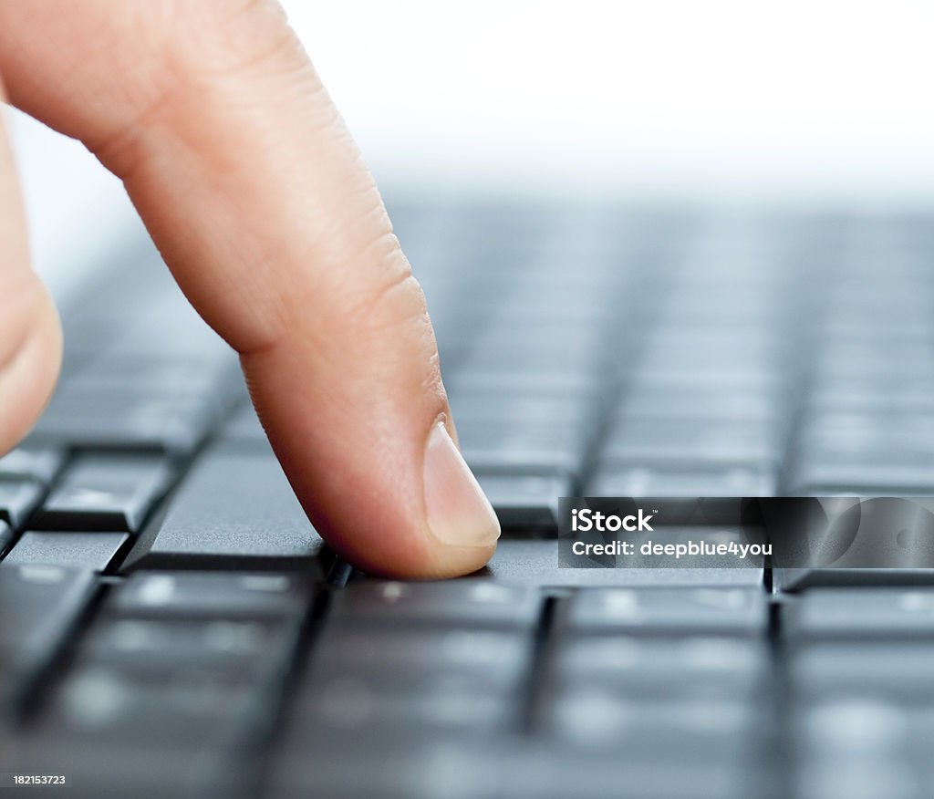 人の指 pushes 返品ブラックのキーボード上のボタン - 1人のロイヤリティフリーストックフォト