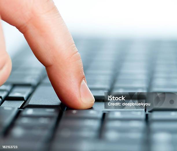 人の指 Pushes 返品ブラックのキーボード上のボタン - 1人のストックフォトや画像を多数ご用意 - 1人, インターネット, コンセプト