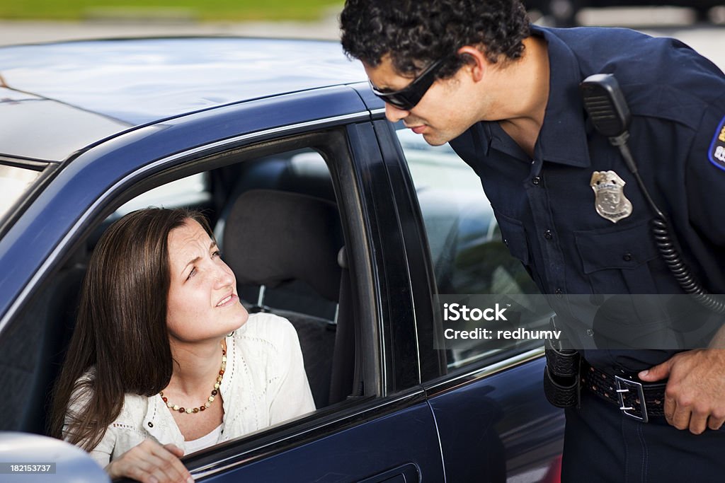 Polizia parlando con donna conducente - Foto stock royalty-free di Forze di polizia