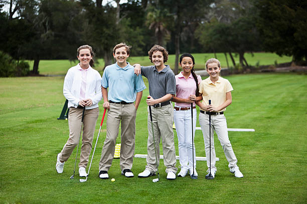 grupo de niños en el campo de práctica de golf - sc0529 fotografías e imágenes de stock