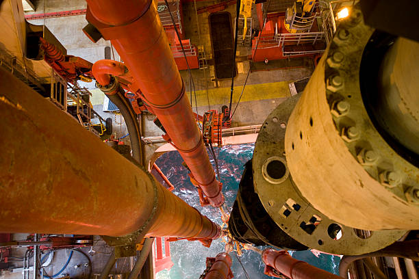 plataforma de exploração petrolífera riser pipe vista para o mar - oil rig oil industry sea riser imagens e fotografias de stock