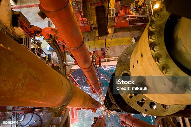 Foto de Plataforma De Estação Petrolífera Tubos Verticais Vista Para O Mar e mais fotos de stock de Plataforma Marítima