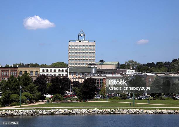 Ciudad En El Lago Foto de stock y más banco de imágenes de Acera - Acera, Aire libre, Ajardinado