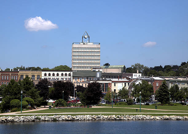istock City on the lake 182153963