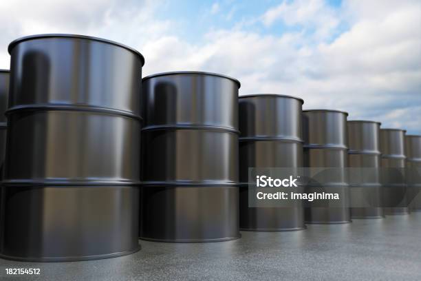Öl Trommeln Stockfoto und mehr Bilder von Holzfass - Holzfass, Erdöl, Benzin