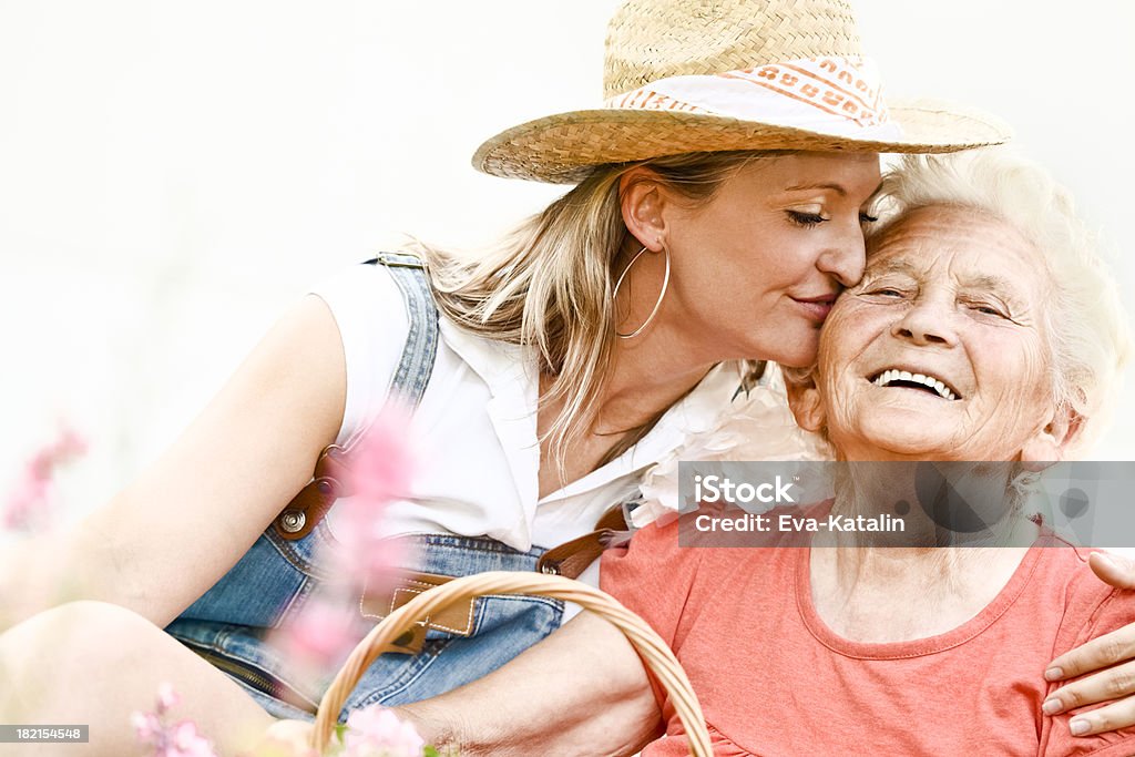 Alegre granddaughter besar a su abuela - Foto de stock de 30-39 años libre de derechos