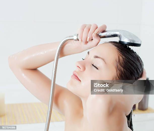 Młoda Kobieta Mycie Jej Włosy - zdjęcia stockowe i więcej obrazów Kobiety - Kobiety, Prysznic, 20-29 lat