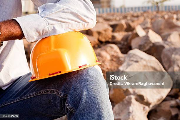 Indian Trabalhador Manual Engenheiro Segurando Um Capacete De Segurança - Fotografias de stock e mais imagens de Mestre de Obras