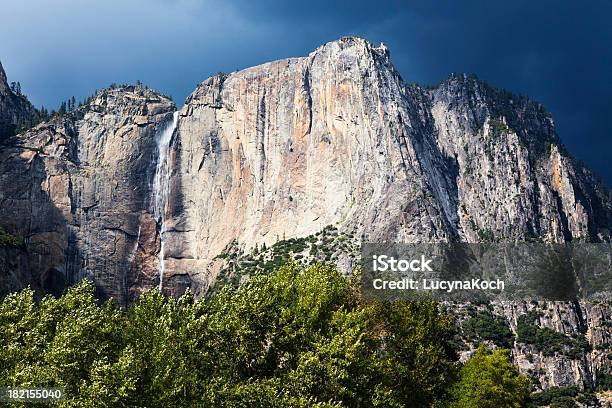 Upper Yosemite Falls Stockfoto und mehr Bilder von Baum - Baum, Berg, Fotografie