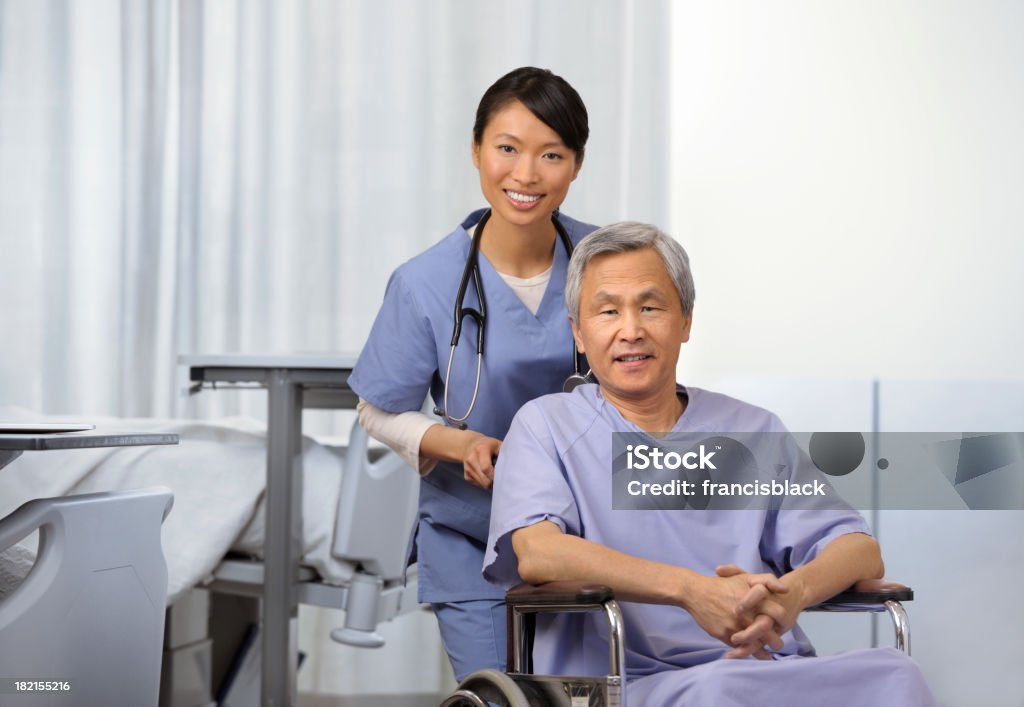 女性成熟した医者と患者の Asian ethnicity （東洋人） - 医師のロイヤリティフリーストックフォト