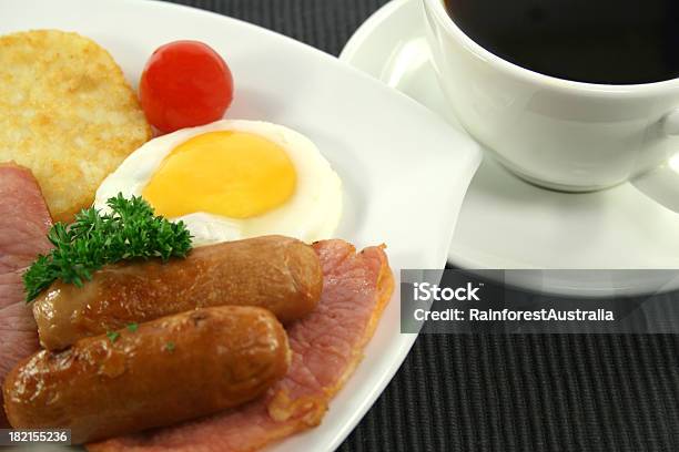 Tocino Huevos Salchichas Y Café Foto de stock y más banco de imágenes de Alimento - Alimento, Alimentos cocinados, Café - Bebida