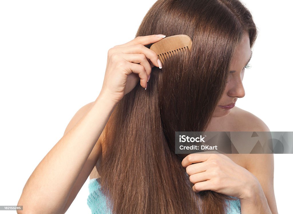 Jovem brunette lady combina seu lindo Cabelos longos - Foto de stock de Mulheres royalty-free