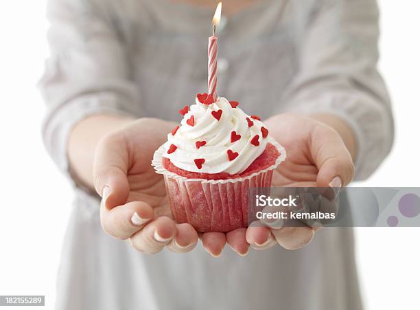 Foto de Cupcake De Aniversário e mais fotos de stock de Bolinho - Bolinho, Vela - Equipamento de Iluminação, Aniversário