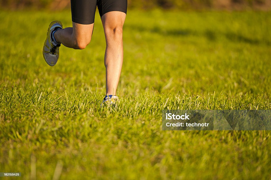 Athlète courir sur la Prairie - Photo de 20-24 ans libre de droits