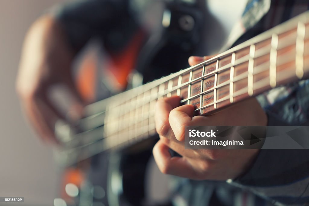 Suona la chitarra - Foto stock royalty-free di Basso - Chitarra elettrica