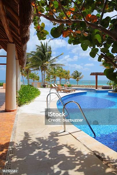 Caribbean Hotel Pool Stockfoto und mehr Bilder von Alles hinter sich lassen - Alles hinter sich lassen, Architektonische Säule, Architektur